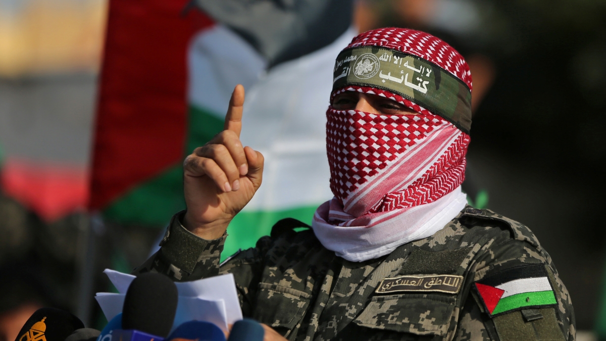 Abu Obeida, chi era il portavoce di Hamas ucciso: la laurea in Teologia, la coreografia delle liberazioni, la kefiah bianco-rossa