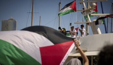 Le navi della Global Sumud Flotilla partite da Genova e Barcellona: «Arriveremo a Gaza». A bordo anche Greta Thunberg: «Siamo dalla parte giusta della storia»