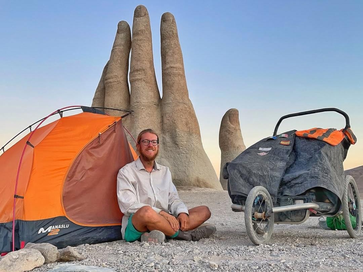 Nicolò Guarrera: «Il mio giro del mondo a piedi, 10 euro al giorno e un carrettino»