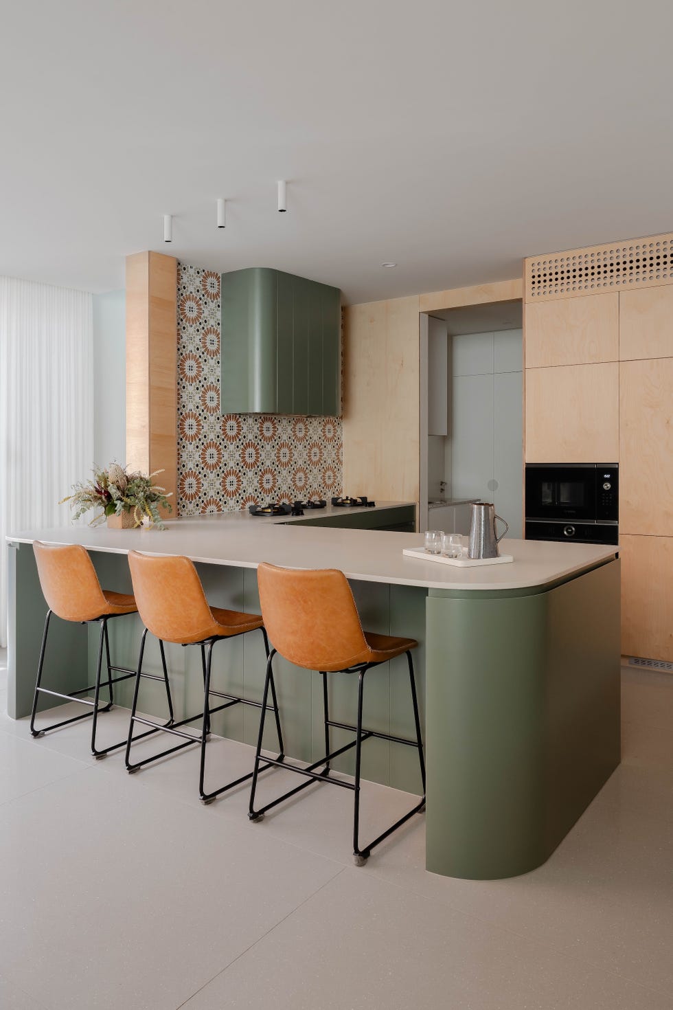 casa sostenible de arquitectos viven tres generaciones que se organizan en torno a un patio, tres arboles y una piscina