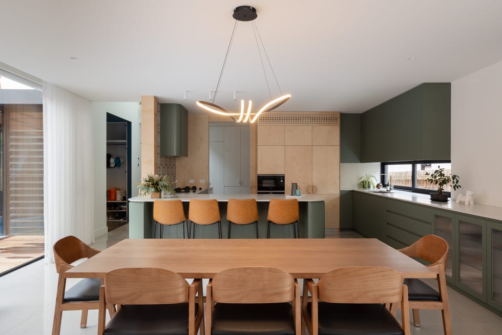casa sostenible de arquitectos viven tres generaciones que se organizan en torno a un patio, tres arboles y una piscina