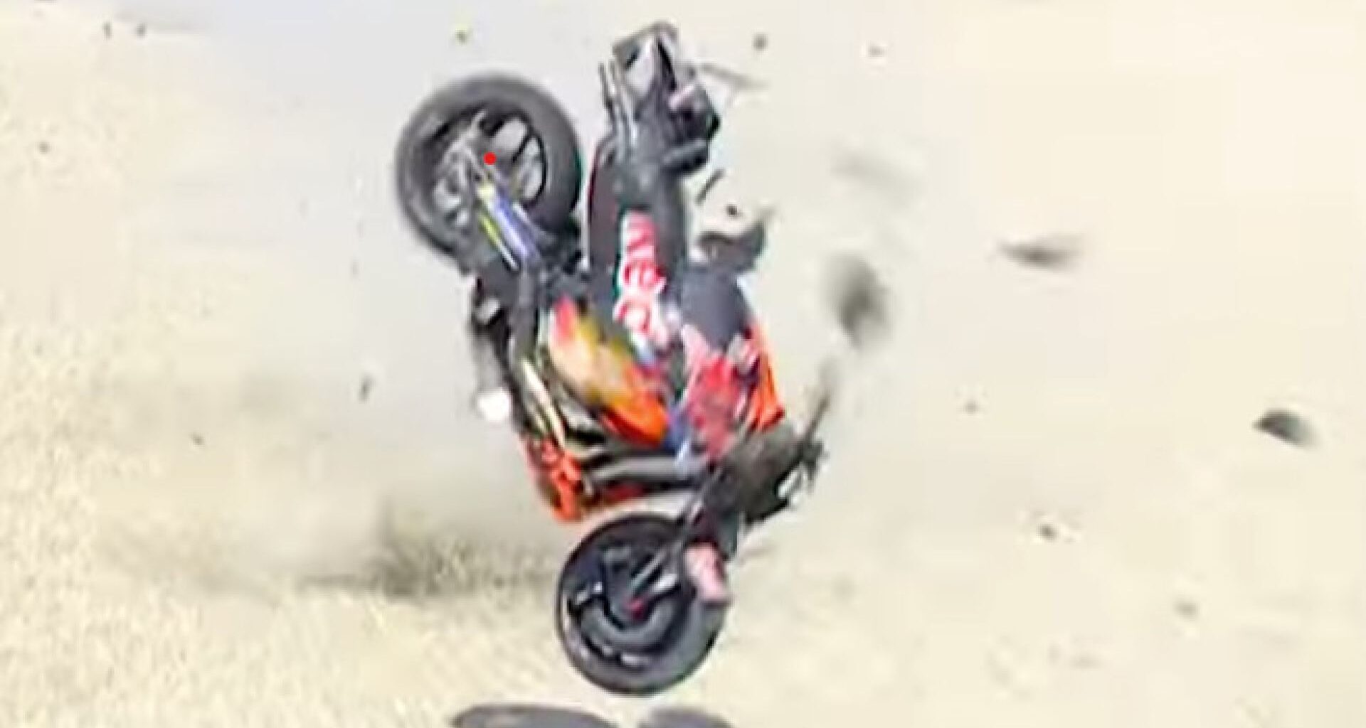 MotoGP Ungheria 2025, il video dell'incidente tra la KTM di Acosta e il cameraman Dorna