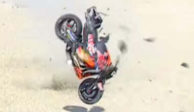 MotoGP Ungheria 2025, il video dell'incidente tra la KTM di Acosta e il cameraman Dorna
