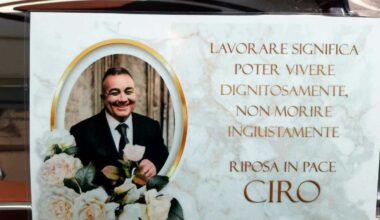 Operai morti al Rione Alto, dolore a Calvizzano per l'ultimo saluto a Ciro Pierro: «Una morte così ingiusta»