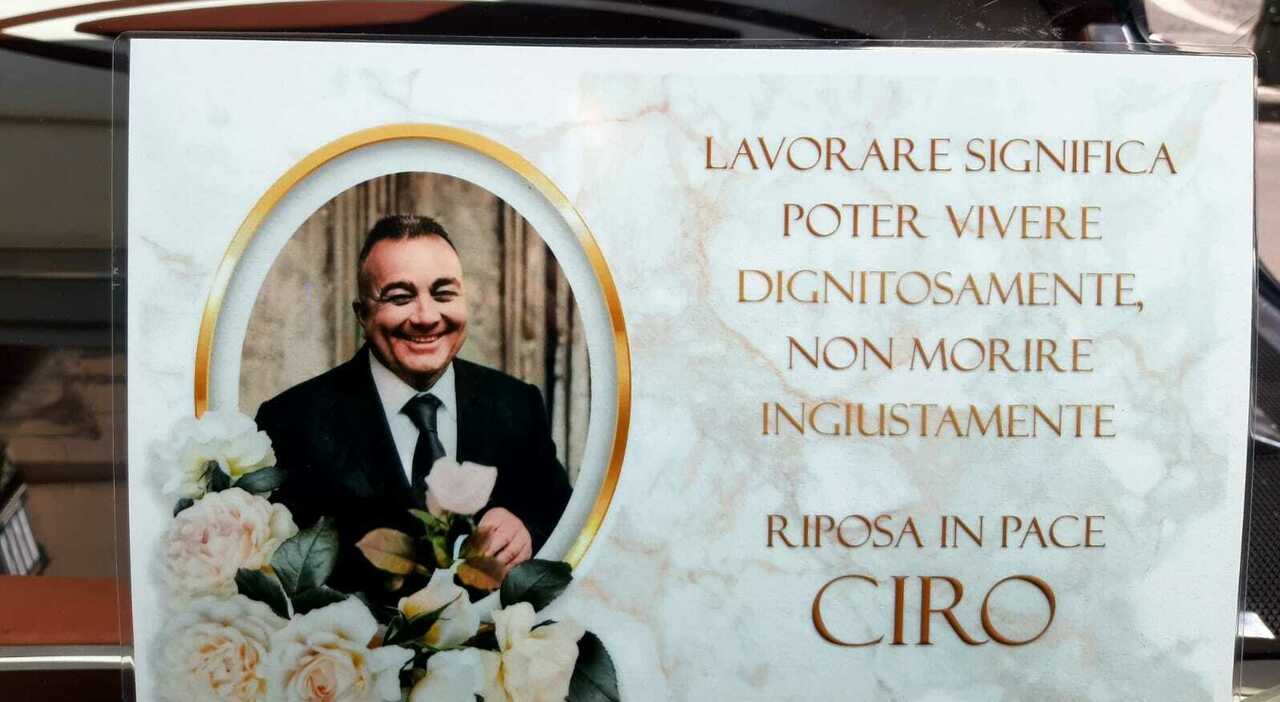 Operai morti al Rione Alto, dolore a Calvizzano per l'ultimo saluto a Ciro Pierro: «Una morte così ingiusta»