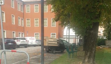 «Di notte dormono sulle panchine»