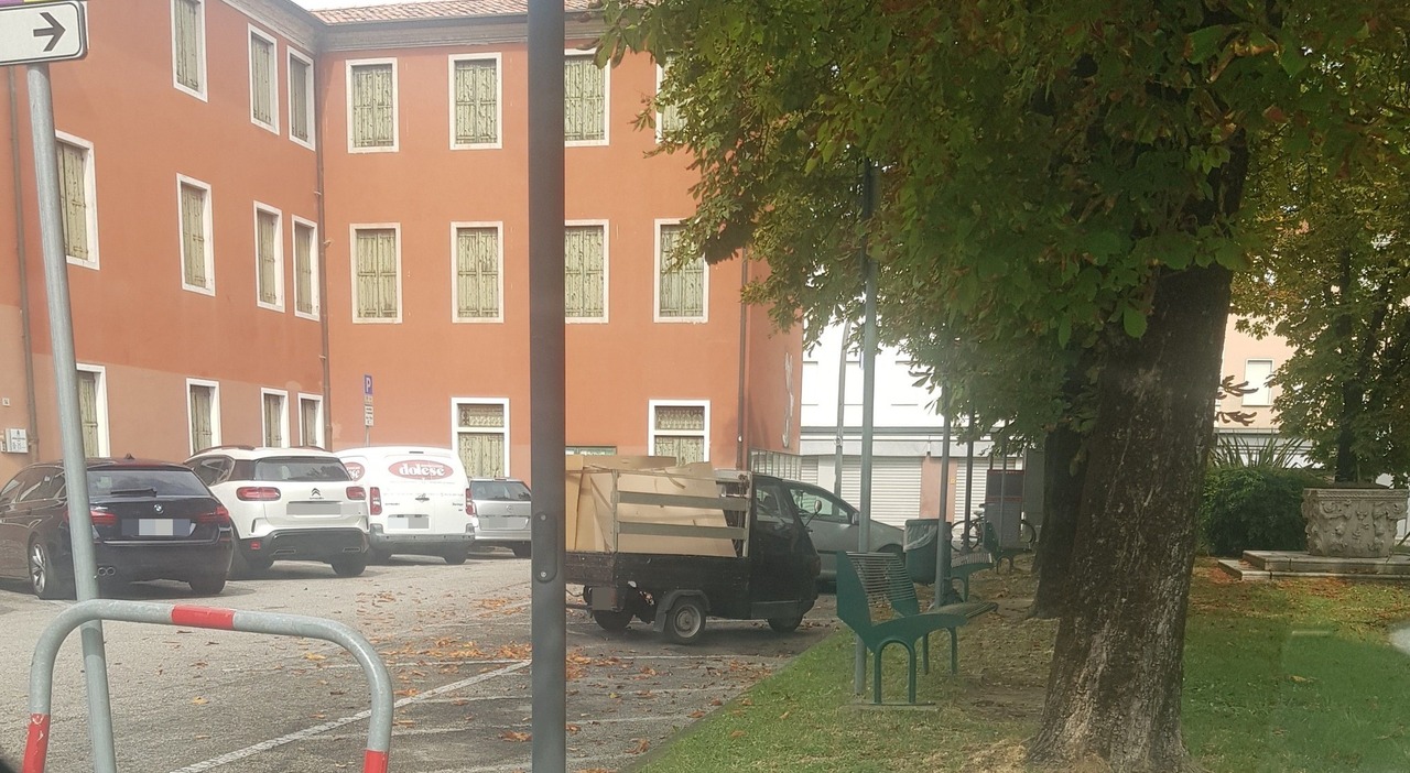 «Di notte dormono sulle panchine»