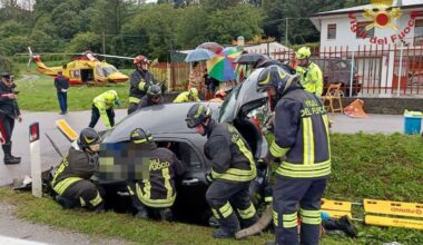 feriti l'anziano marito e la figlia. L'auto è finita contro un muretto