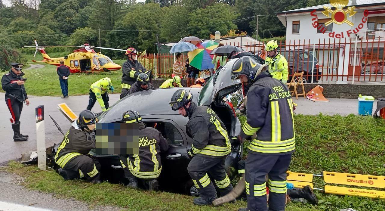 feriti l'anziano marito e la figlia. L'auto è finita contro un muretto