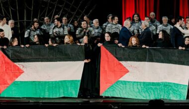 Macerata, due bandiere della Palestina macchiate di rosso sangue esposte tra gli applausi sul palco al termine della prima del MacBeth. Il video