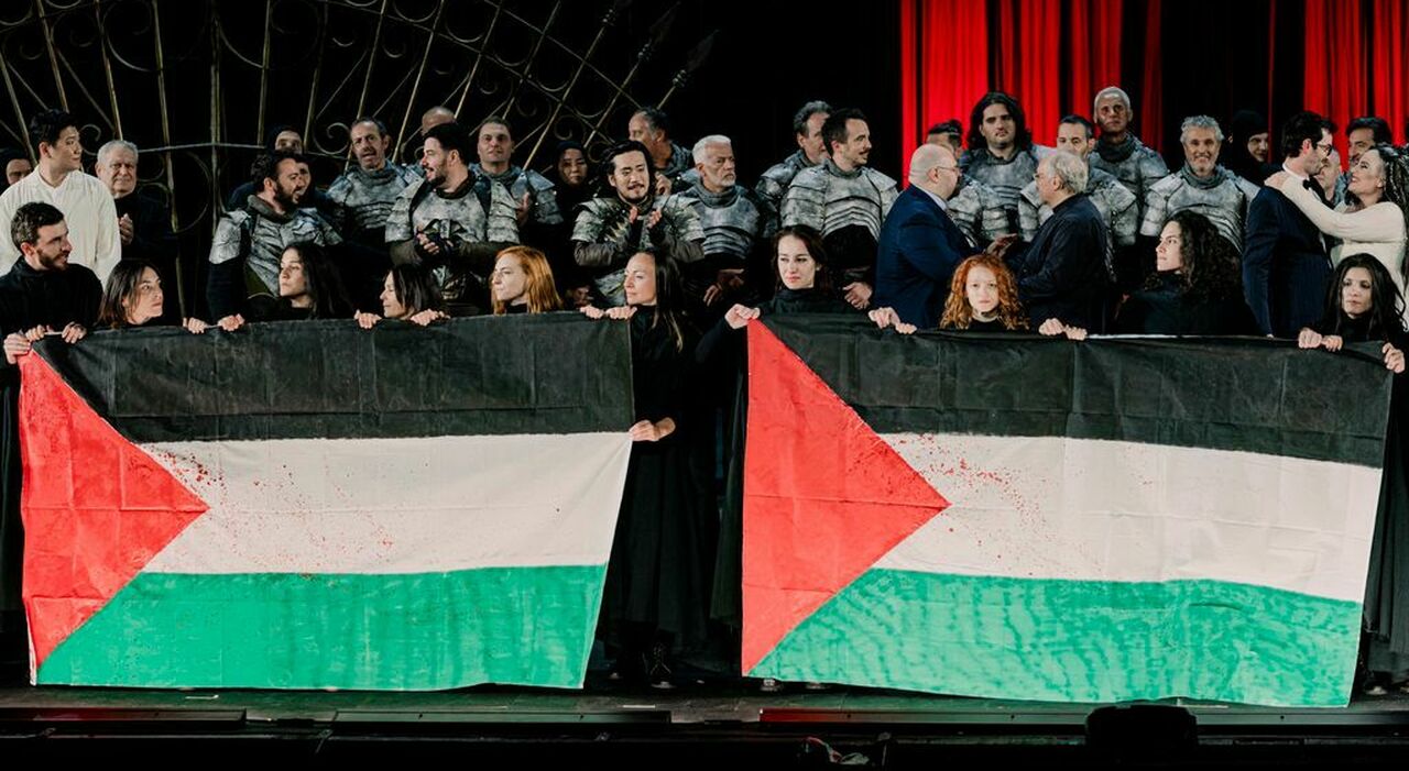 Macerata, due bandiere della Palestina macchiate di rosso sangue esposte tra gli applausi sul palco al termine della prima del MacBeth. Il video