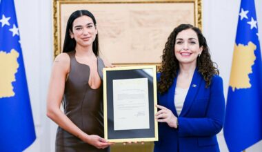 Dua Lipa riceve la cittadinanza del Kosovo poco prima del concerto a Pristina: «Bentornata a casa»