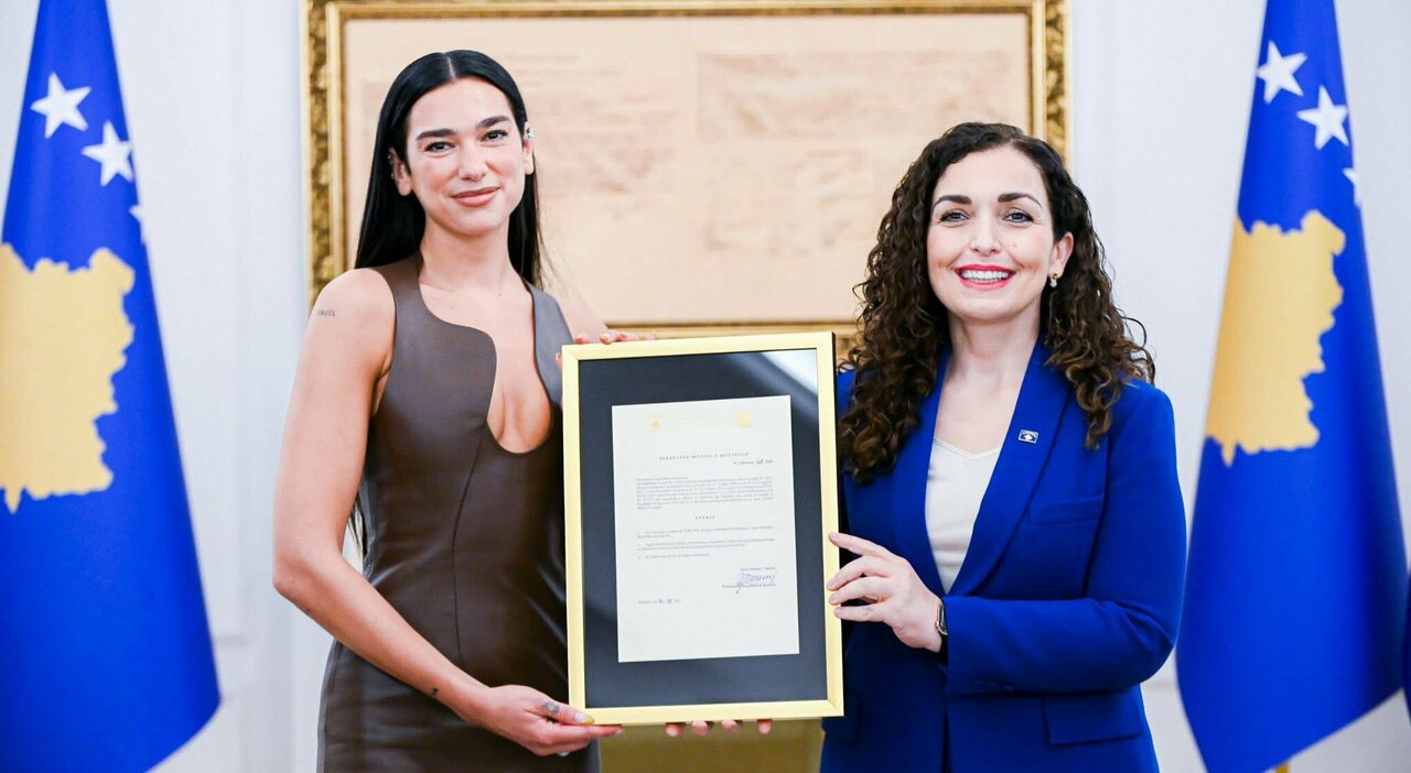 Dua Lipa riceve la cittadinanza del Kosovo poco prima del concerto a Pristina: «Bentornata a casa»
