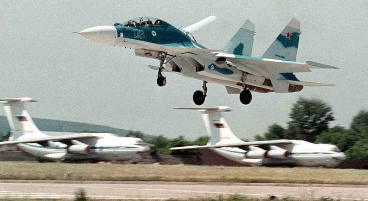 Ucraina, droni distruggono cinque aerei russi: i danni causati, la base militare colpita e la strategia di Kiev