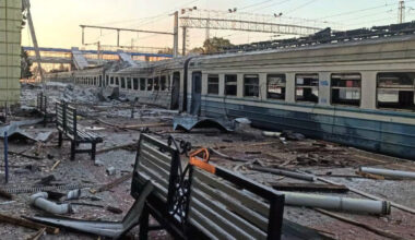 Guerra Ucraina, attacco russo a Kharkiv. Lanciati 46 droni e missili, colpita la ferrovia di Lozova. Danimarca, Norvegia e Svezia acquistano armi Usa per Kiev