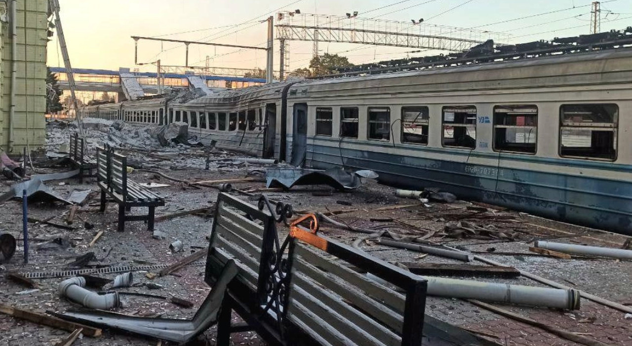 Guerra Ucraina, attacco russo a Kharkiv. Lanciati 46 droni e missili, colpita la ferrovia di Lozova. Danimarca, Norvegia e Svezia acquistano armi Usa per Kiev