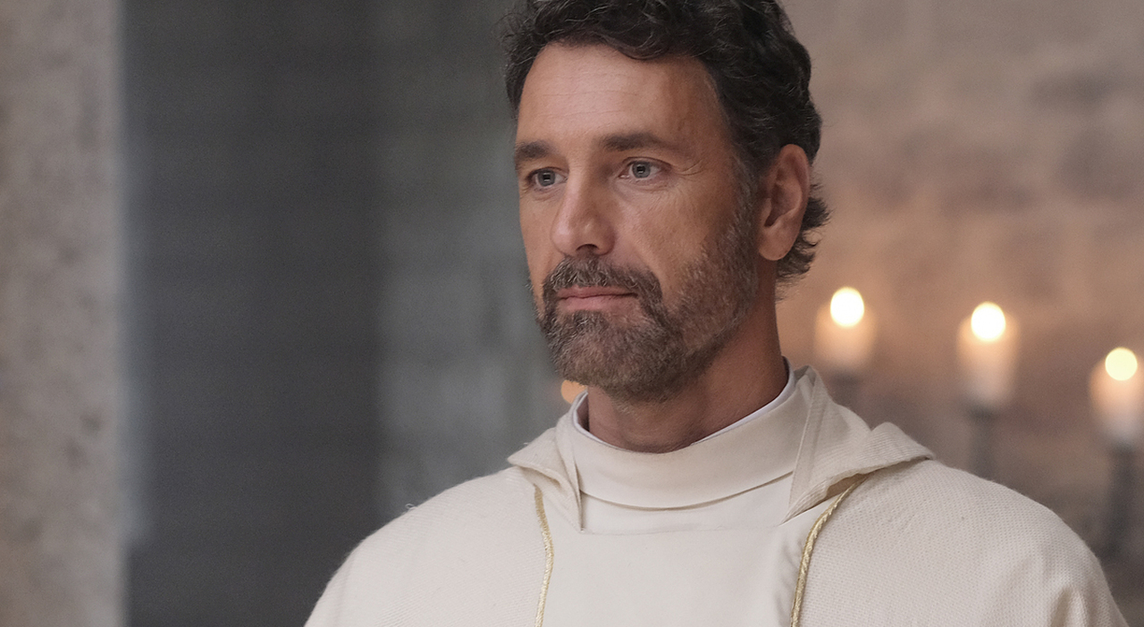 Raoul Bova rischia di perdere il posto in Don Matteo? La decisione della Rai e la reazione dei telespettatori (che rivorrebbero Terence Hill)