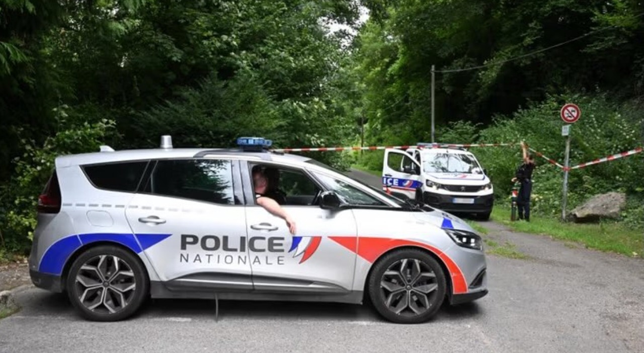 Francia, uomo sgozzato ritrovato in un parco ad Amiens. Il corpo posizionato «a forma di croce»