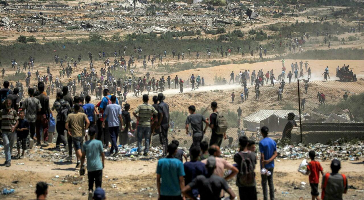 Gaza, camion di aiuti si ribalta sulla folla: almeno 20 morti. Media: gli Usa assumeranno il controllo dei fondi umanitari - Il Messaggero