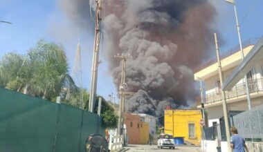 fiamme in un deposito di abbigliamento