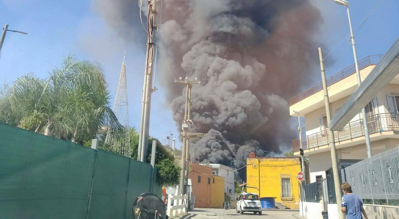 fiamme in un deposito di abbigliamento