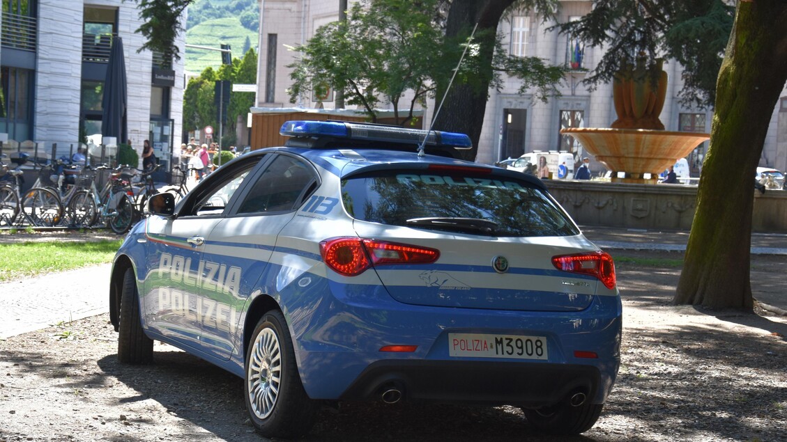 17enne precipita dal balcone e muore, era stata bocciata - Ultima ora