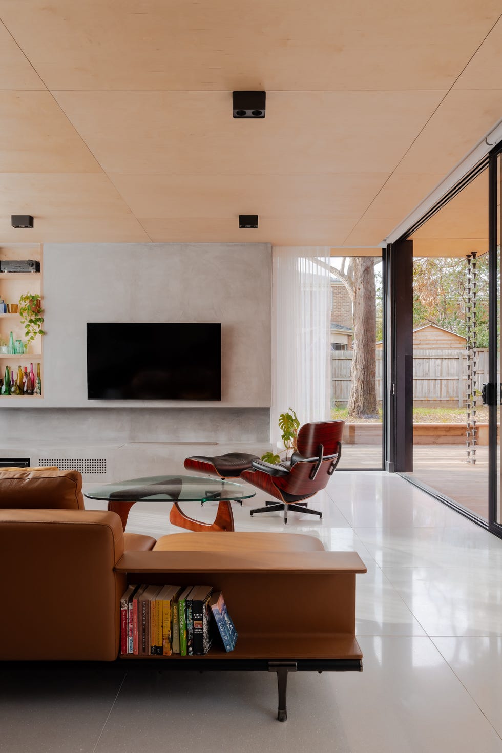 casa sostenible de arquitectos viven tres generaciones que se organizan en torno a un patio, tres arboles y una piscina