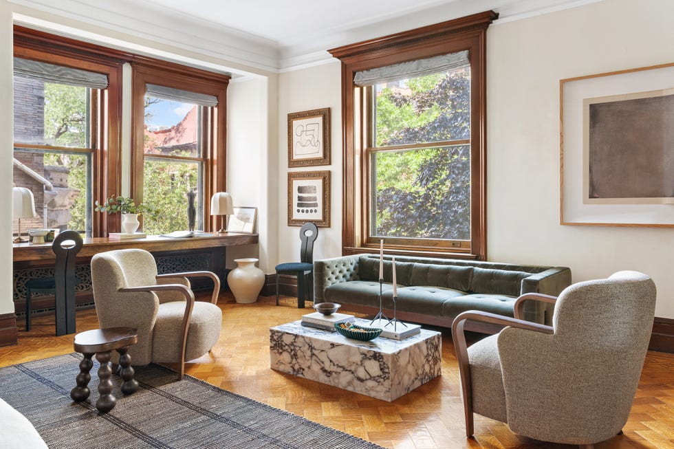 salon con sofa tapizado capitone