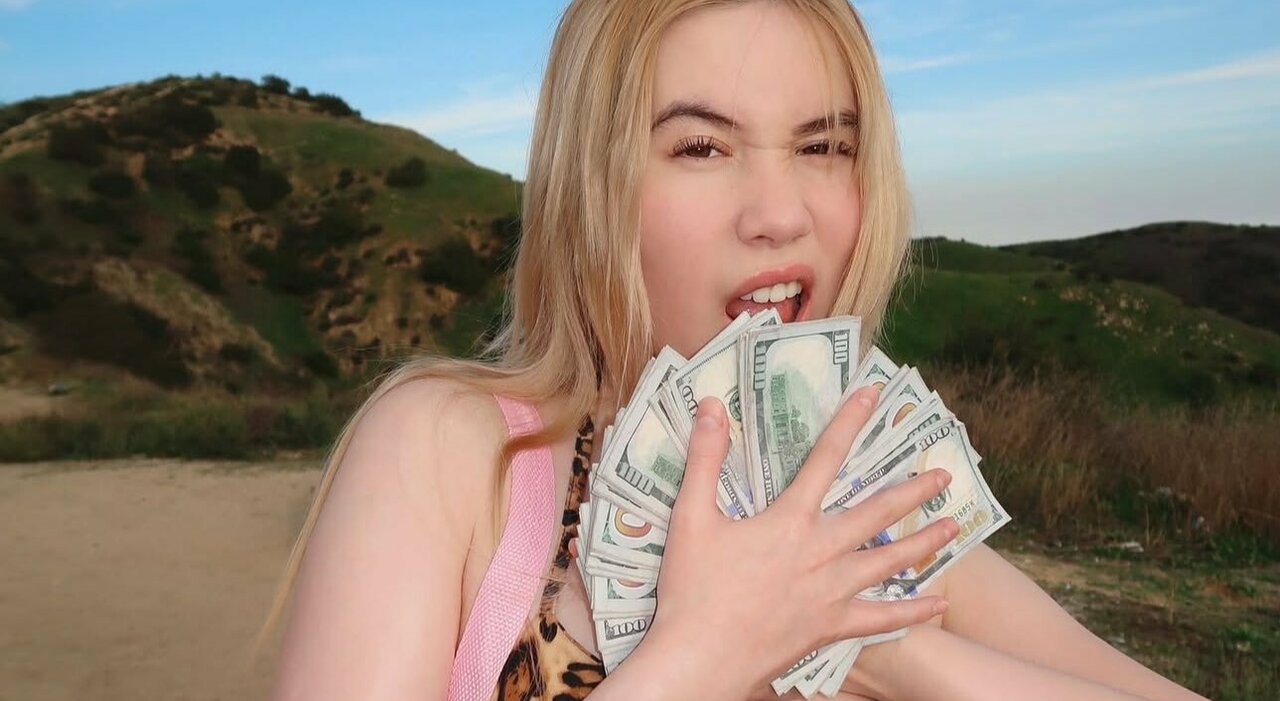 Lil Tay apre OnlyFans a 18 anni e guadagna un milione di euro in 3 ore. Tra finta morte e tumore, chi è?