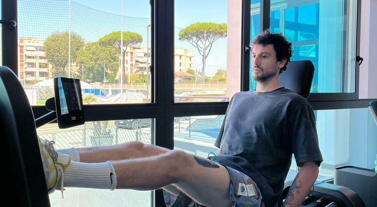 allenamenti in palestra e passeggiate in centro ad Anzio tra selfie e autografi ai fan