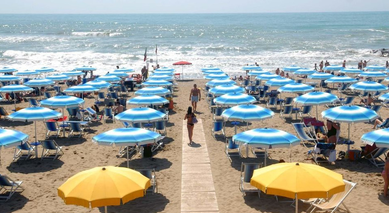 Spiagge care in Italia, quanto si spende all'estero? Dalla Spagna alla Francia, Grecia e Albania, quali sono i prezzi