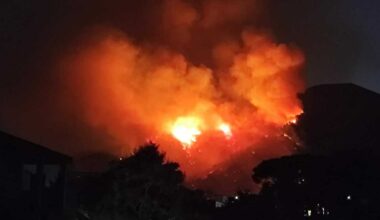 Ancora un incendio sul Vesuvio, la pineta brucia da 4 giorni: colonna di fumo altissima