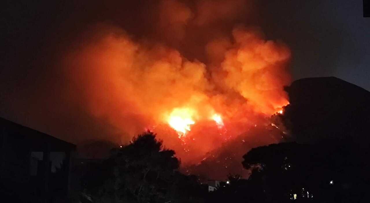 Ancora un incendio sul Vesuvio, la pineta brucia da 4 giorni: colonna di fumo altissima