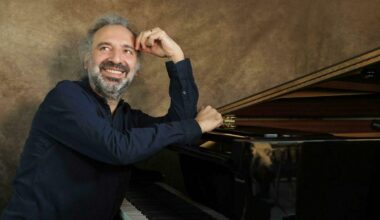 Stefano Bollani: «Da ragazzo ero un alieno, la musica mi ha liberato. I primi soldi guadagnati? Lavorando da turnista per Raf»