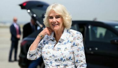 La regina Camilla in vacanza (senza Carlo) sullo yacht del miliardario sceicco: le foto sulla nave da 30 milioni che scatenano la polemica - Il Messaggero