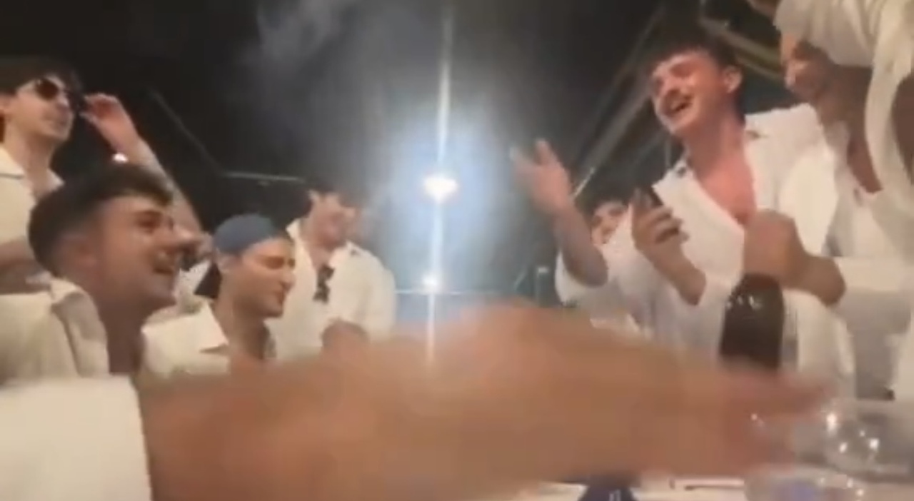 Olly e i suoi amici esagerano a festeggiare in un locale: scoppia la polemica social