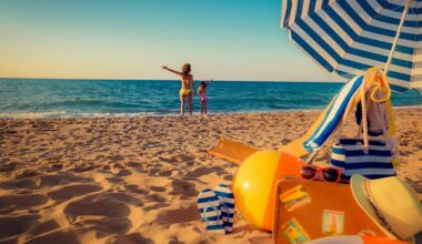 Spiagge vuote, come cambia l'estate italiana? Viaggi più brevi, mezze giornate e ombrelloni in comune: le strategie per risparmiare