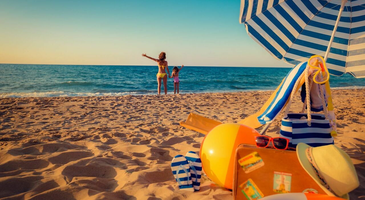 Spiagge vuote, come cambia l'estate italiana? Viaggi più brevi, mezze giornate e ombrelloni in comune: le strategie per risparmiare