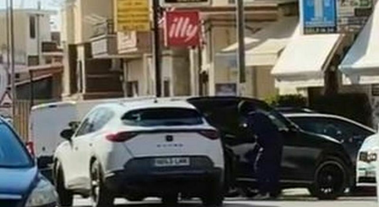 rubano un'auto e fuggono indisturbati mentre i passanti filmano la scena Il video choc
