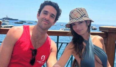Emily Ratajkowski in vacanza a Positano: gli scatti social