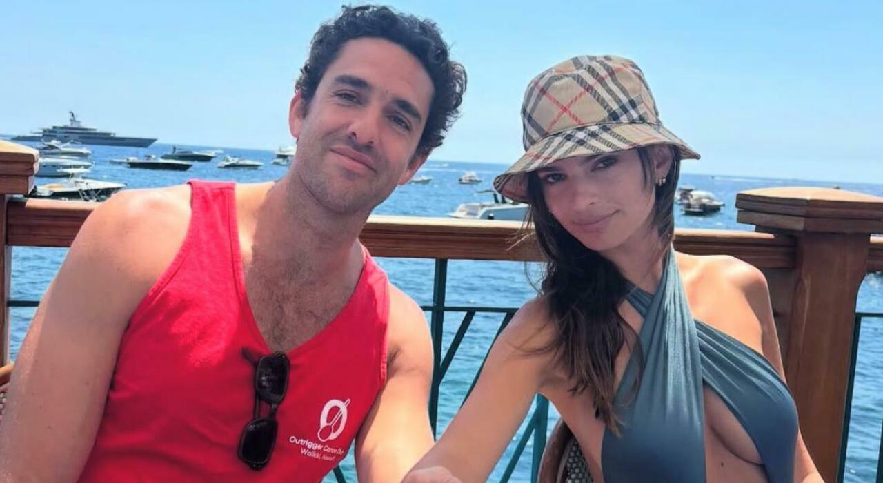 Emily Ratajkowski in vacanza a Positano: gli scatti social