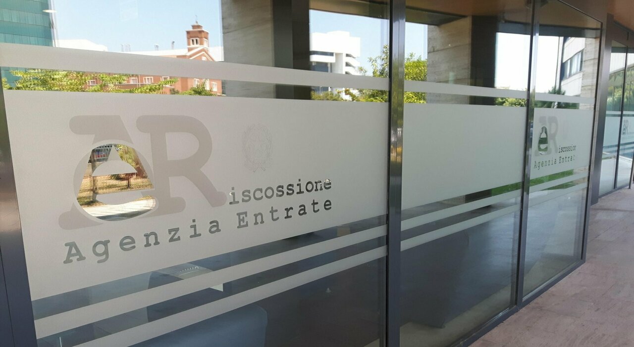 2.700 posti a tempo indeterminato. Requisiti e bando