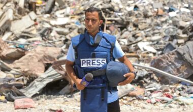 Chi era Anas al-Sharif, il giornalista di Al Jazeera inviato a Gaza ucciso da un raid israeliano