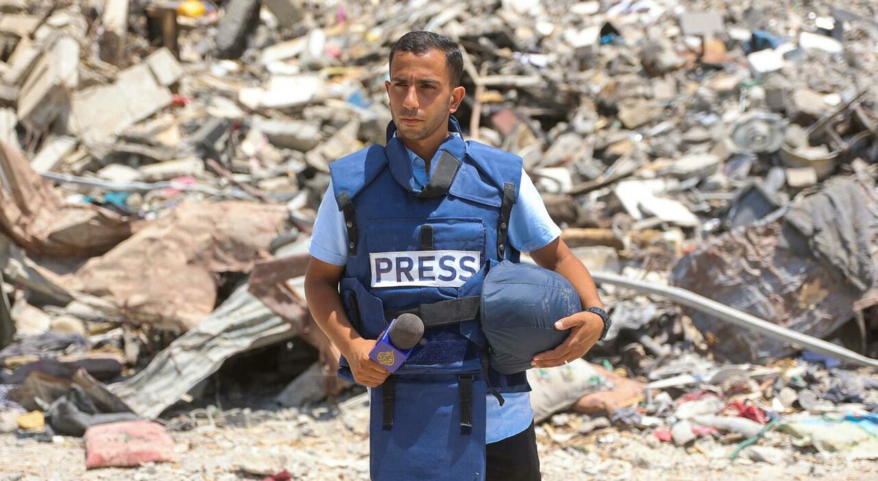 Chi era Anas al-Sharif, il giornalista di Al Jazeera inviato a Gaza ucciso da un raid israeliano