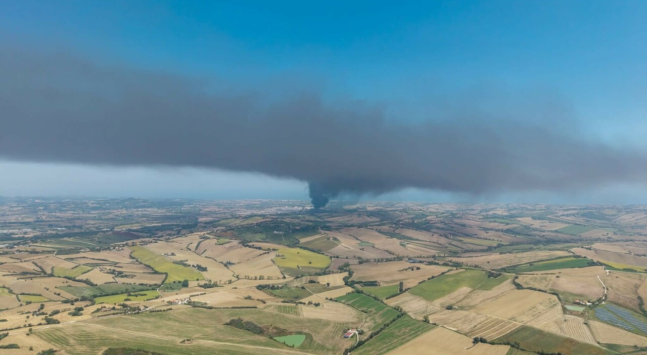 fungo di fumo nero su 4 comuni, ordinanza dei sindaci. «Finestre chiuse, animali dentro». Dimesso il dipendente portato in ospedale ►Video