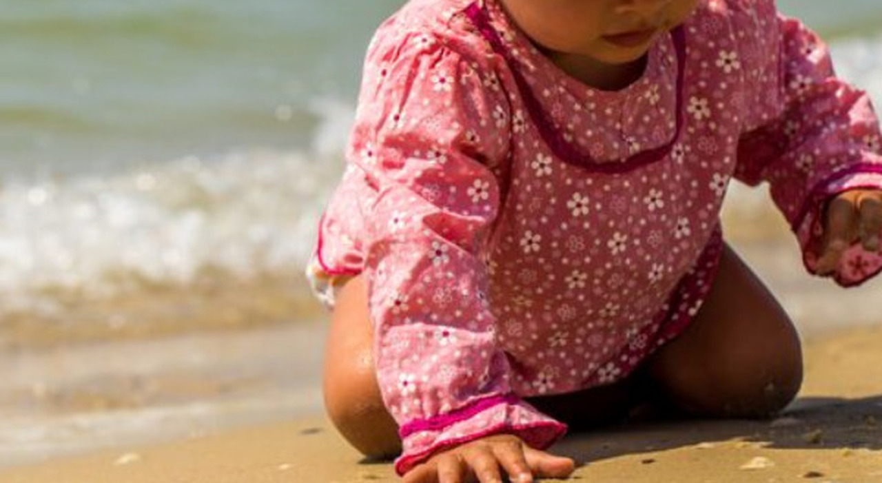 Neonata lasciata per ore in spiaggia sotto il sole, medico in vacanza la vede e la salva