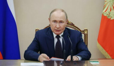 In una combo il presidente russo Vladimir Putin (S) e il presidente americano Donald Trump. ANSA/ ALEXANDER KAZAKOV YURI GRIPAS / POOL