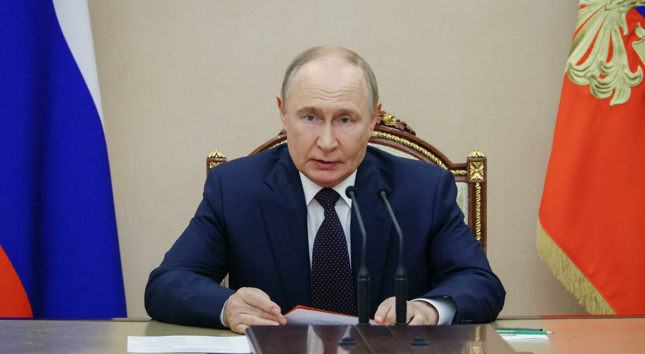 In una combo il presidente russo Vladimir Putin (S) e il presidente americano Donald Trump. ANSA/ ALEXANDER KAZAKOV YURI GRIPAS / POOL