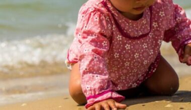 Neonata lasciata per ore in spiaggia sotto il sole a Jesolo, un medico in vacanza la vede e la salva