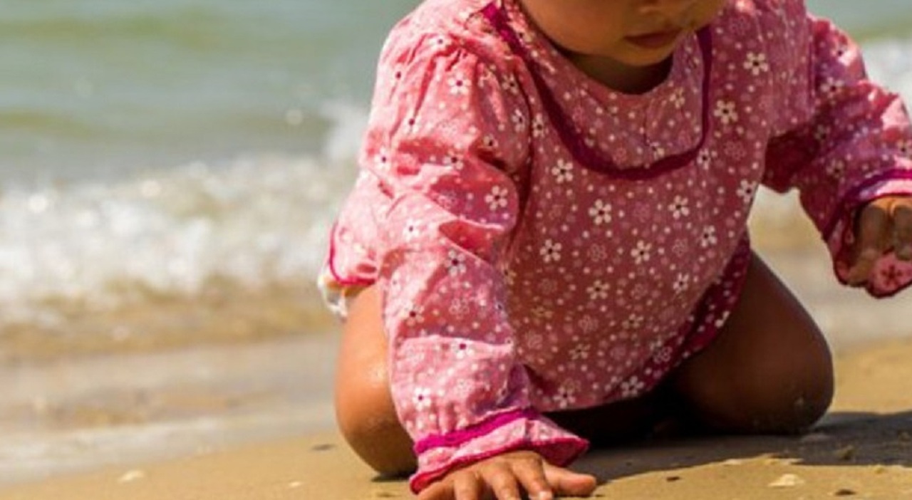 Neonata lasciata per ore in spiaggia sotto il sole a Jesolo, un medico in vacanza la vede e la salva